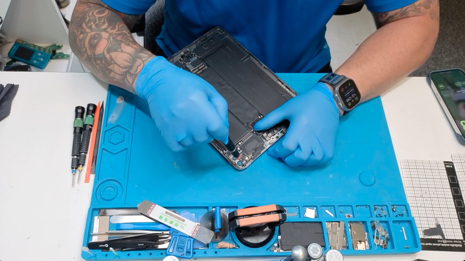 Gregory Mazzola repairing a phone at the ubrokeit bench in West Los Angeles
