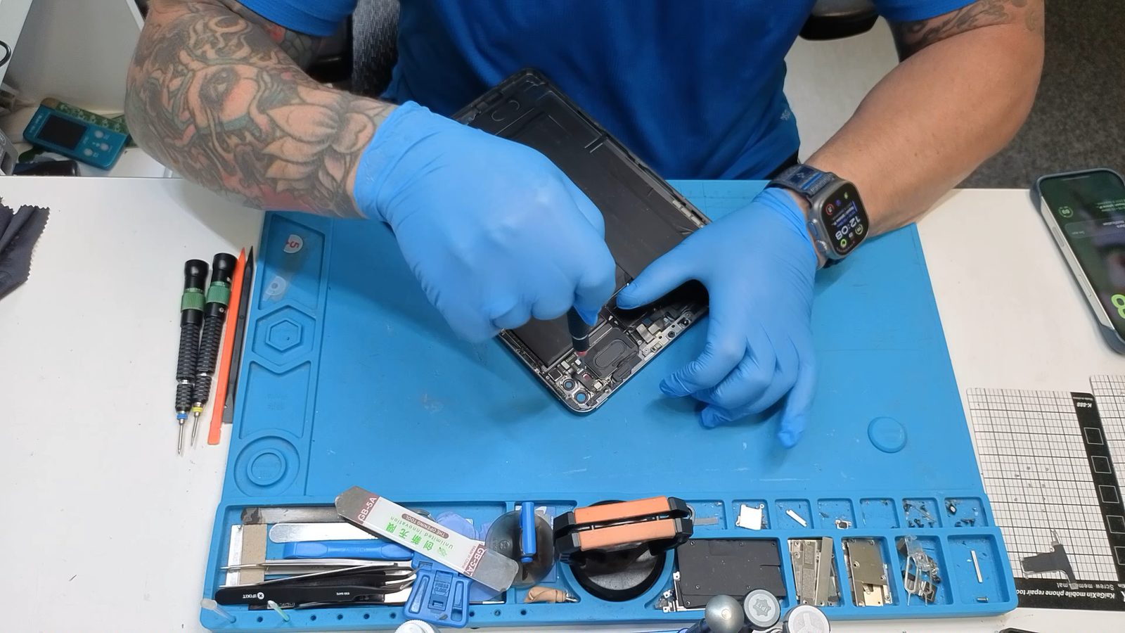 Gregory Mazzola repairing an iPad at the ubrokeit bench in West Los Angeles